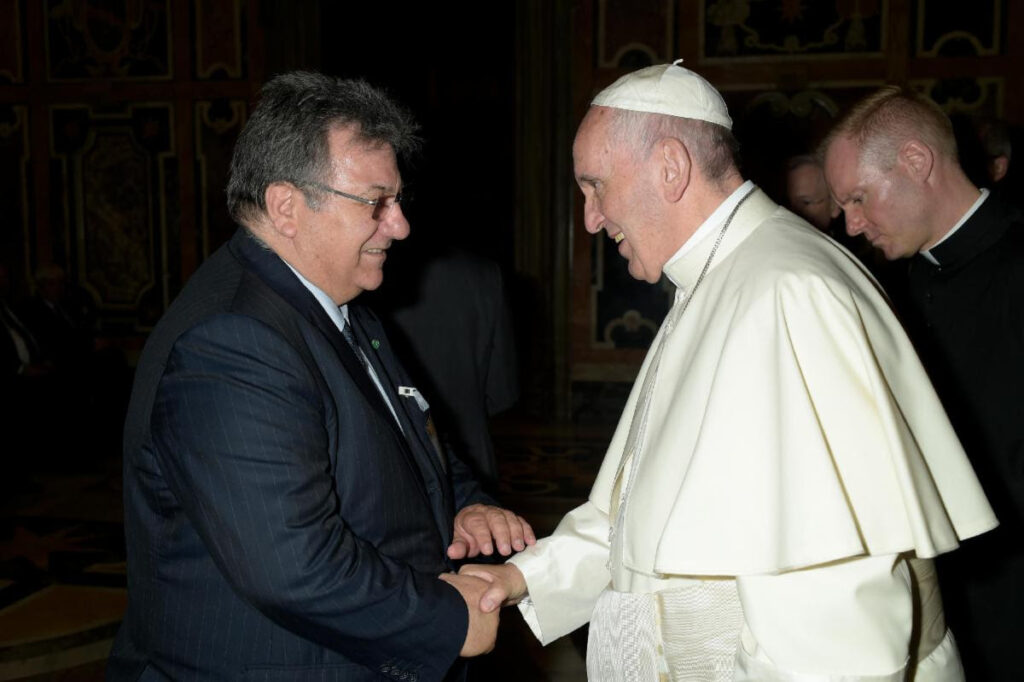 His Holiness, Pope Francis, greeting CIBJO President Gaetano Cavalieri, during an audience in Vatican City on May 20, 2017.